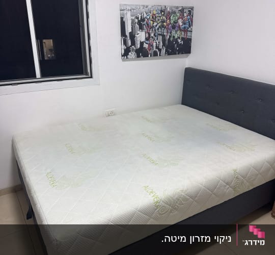 מיטה עם מזרן בחדר שינה פשוט